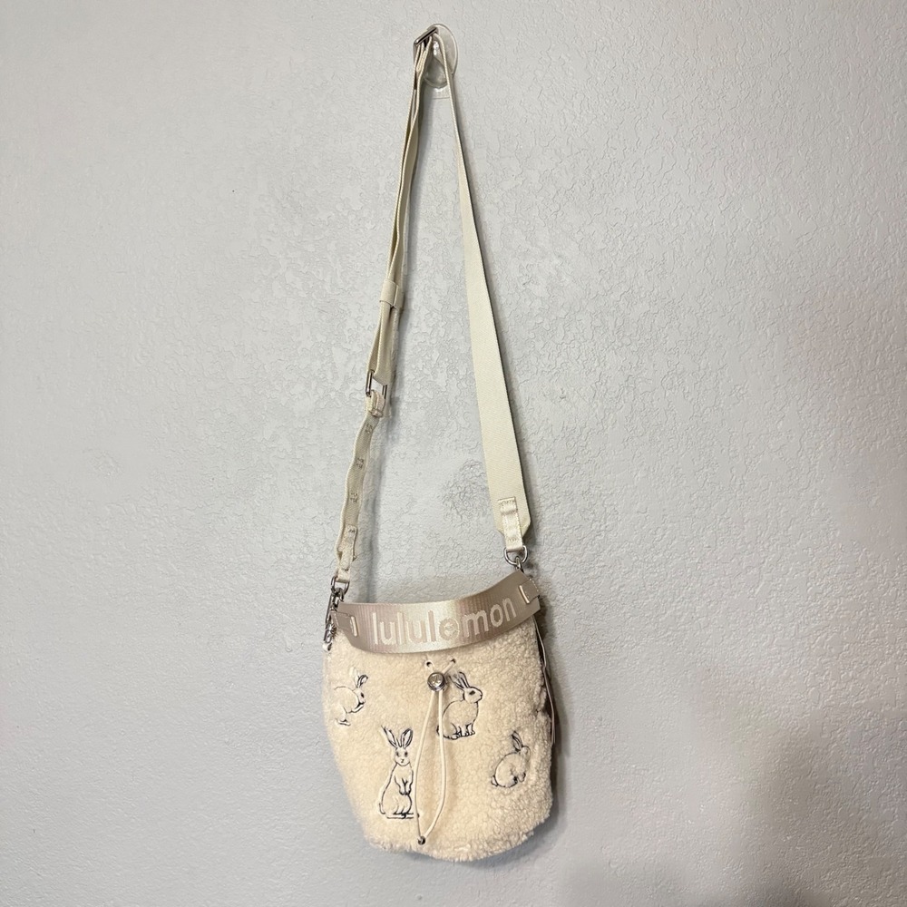 NWT Lululemon Crossbody Bucket Bag Fleece New Year‎ Rabbit White Opal
